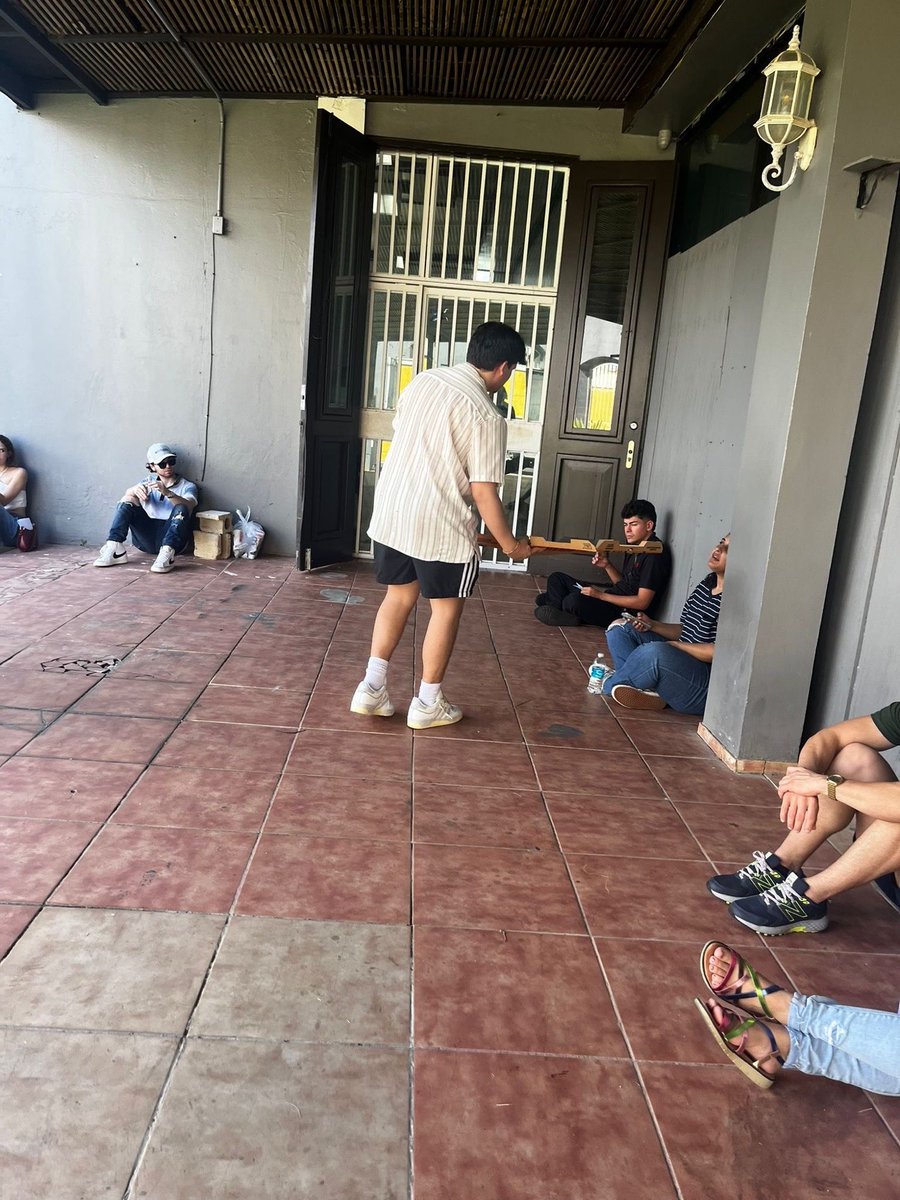 PatriaNuevaPR's tweet photo. 🥲Jóvenes de la #JPIP de Arecibo reparten pizzas y agua a personas en fila de la JIP de Arecibo. El cambio viene... ❎ #VOTATE por #PUERTORICO 🇵🇷 https://t.co/N0zxTGTlLw