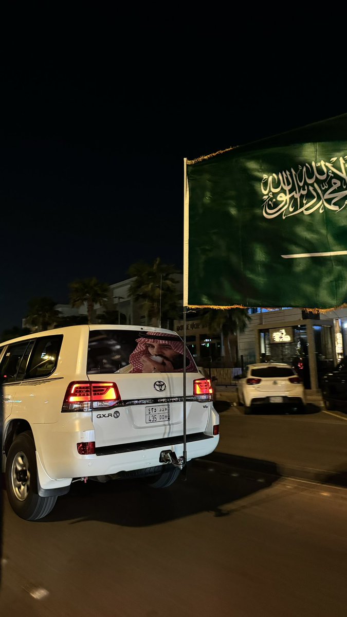 u1ll3's tweet photo. قامت الدنيا معك يومك تقوم
سر بنا ، يامحمد وعزك يدوم  💚 
#من_ثراها 
#اليوم_الوطني_السعود_94 https://t.co/oy7MLHiY4x