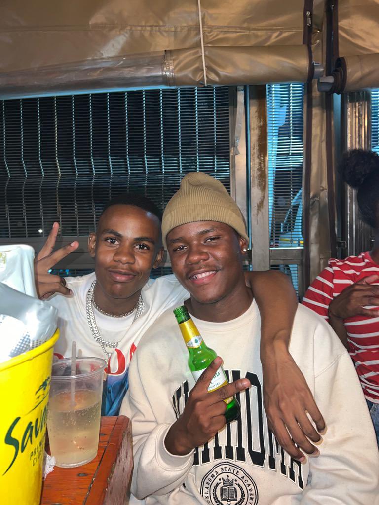 KaizerBeatZ_'s tweet image. Super Producer is outside with my slime Tumelo. It’s all love this side! The first A-Reece slime to give me flowers in person. Dankooooooo 🤝🏾❤️🔥

#100Mill
#StillBall