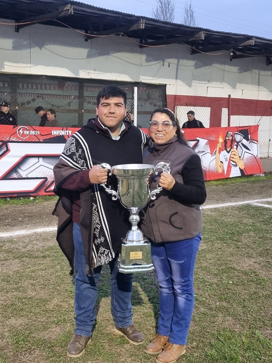 JorgeTobarRodr2's tweet photo. La Copa se mira, se toca y se queda en casa.

Aguante Caupolicán mierda!!!!!

@caupolican.fc
#campeones
#caupolicandehuelquen
#fiestaspatrias https://t.co/aRbPtWRmD4