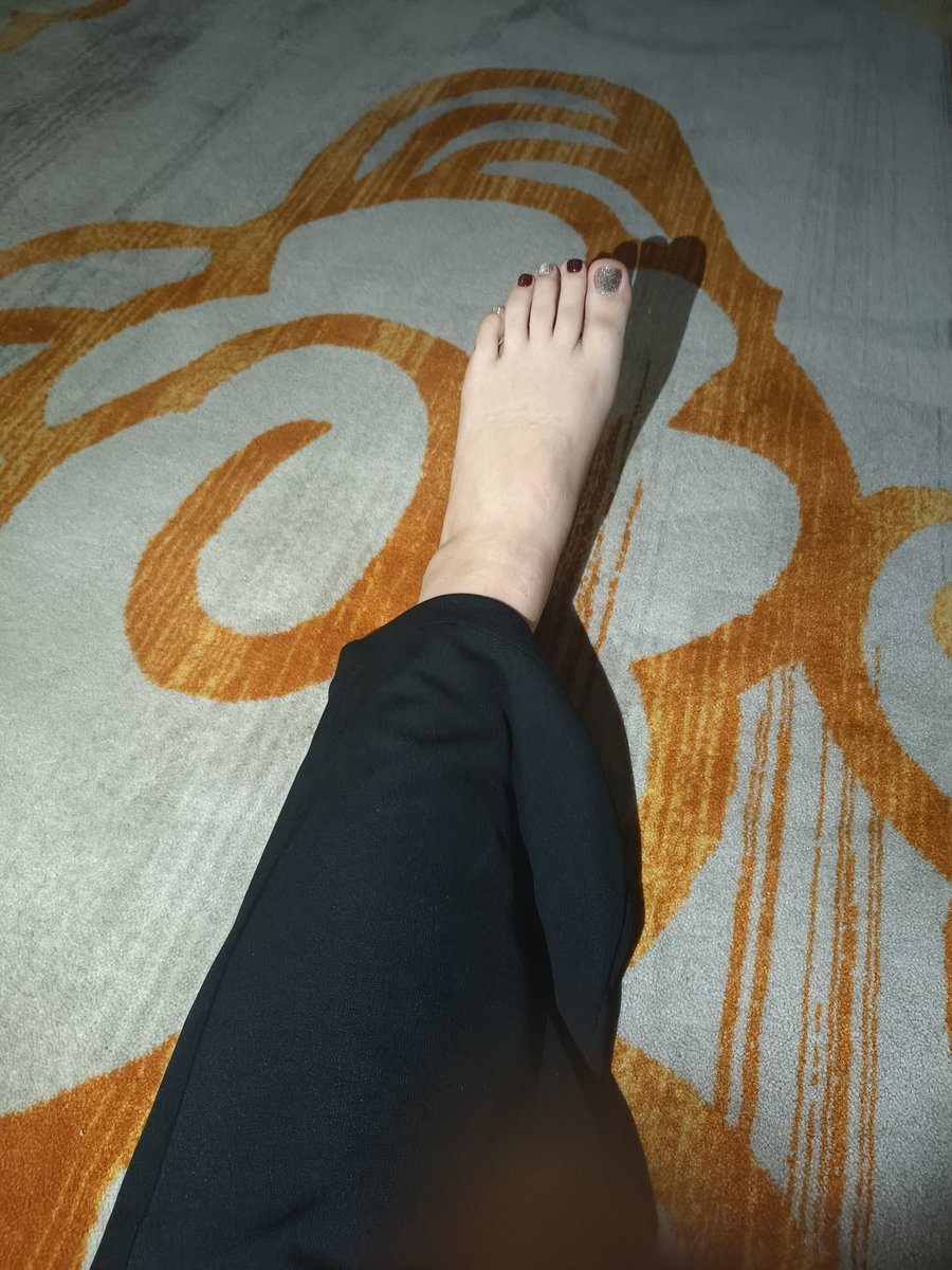 JiangSheng009's tweet photo. 天冷了，我漂亮的指甲盖子要被藏起来了
#四爱 #恋足 #sp #女s https://t.co/LnGILx3EAN