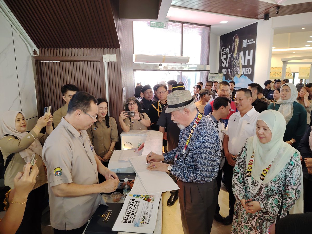 LPP_MALAYSIA's tweet photo. 𝗦𝗘𝗦𝗜 𝗟𝗔𝗪𝗔𝗧𝗔𝗡 𝗞𝗘 𝗠𝗔𝗛𝗔 𝟮𝟬𝟮𝟰

Lawatan Tuan Yang Terutama Yang di-Pertua Negeri Sabah, Tun Datuk Seri Panglima (Dr.) Haji Juhar Bin Datuk Haji Mahiruddin bersama isteri telah hadir ke Pavilion negeri Sabah, Laman Herba dan Laman Perikanan sempena MAHA 2024. https://t.co/7l4hRBzw84