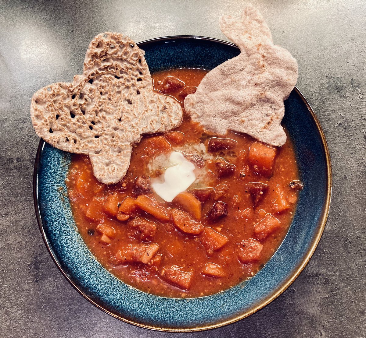 Perino_Cooking's tweet photo. A hearty #soup.

#Beet root
Carrot
Sweet potatoes
Onion
Garlic 
Cashew 
Cardamom 
Allspice 
Bay leaves

And for the bread:
Buckwheat flour 
Water
Cardamom
Cinnamon 
Made on a dry pan

I didn’t know what to expect, but now its on my list of family soups 😊 https://t.co/DUfDRkthMB