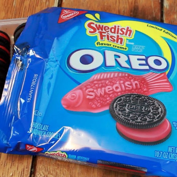 UnicunShop's tweet photo. Calling all candy & cookie lovers! 🐟🍪 Swedish Fish Oreos are here to satisfy your sweet tooth with a fruity twist on the classic. Don't miss out on these limited-edition treats! https://t.co/BU4eCvTuDI #SwedishFish #Oreo #LimitedEdition #SnackTime https://t.co/Y0J85MWdo9