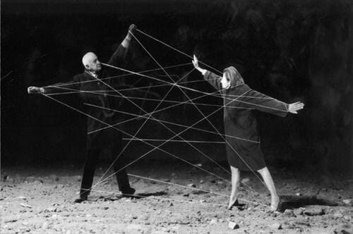 literlandweb1's tweet photo. "Dos puntos se atraen. Y aunque la atracción suele estar destinada al encuentro, hay quienes prefieren el juego de cruzarse, y vivir así, buscándose en el infinito".
Juan José Arreola
📷Gilbert Garcin https://t.co/KOuhxl5nNb