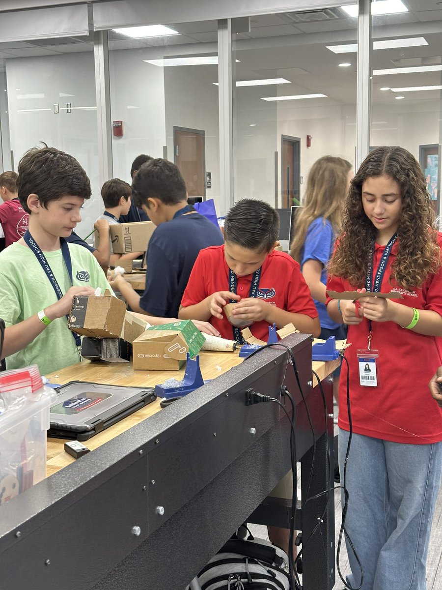 ap_hoff's tweet image. Hands on Learning! @ADHUS_FAUHS