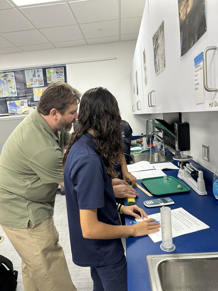 ap_hoff's tweet image. Hands on Learning! @ADHUS_FAUHS
