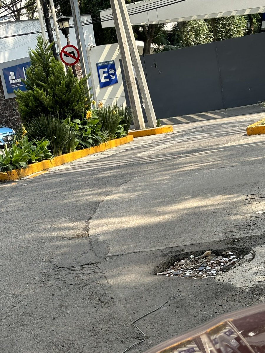 gridet's tweet photo. @SOBSECDMX @BJAlcaldia su ayuda para arreglar estos dos baches que dejó la CFE al quitar dos postes en Mayorazgo de Higuera y Puente Xoco (frente al Cantoral) . Con las lluvias van a terminar en socavones https://t.co/XssZwr53fu