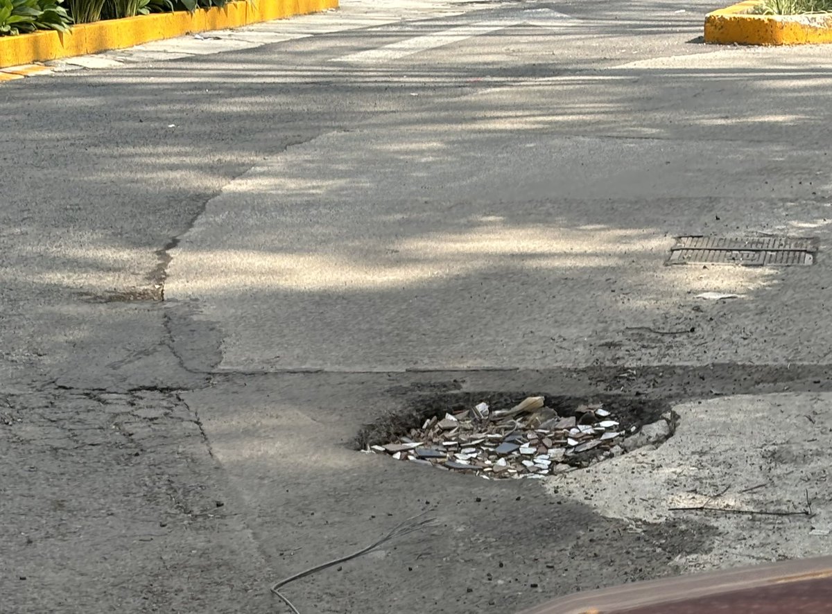 gridet's tweet photo. @SOBSECDMX @BJAlcaldia su ayuda para arreglar estos dos baches que dejó la CFE al quitar dos postes en Mayorazgo de Higuera y Puente Xoco (frente al Cantoral) . Con las lluvias van a terminar en socavones https://t.co/XssZwr53fu