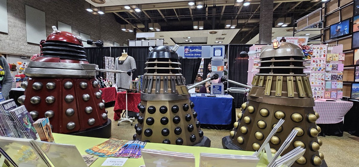 pestocomics's tweet photo. A view from the table:
I didn't take nearly as many pictures as I should at Hamilton Comic Con, but it was a great day one! Back at it tomorrow.

#hamiltoncomiccon @Hamiltoncomic https://t.co/MwsHEUP5Ae