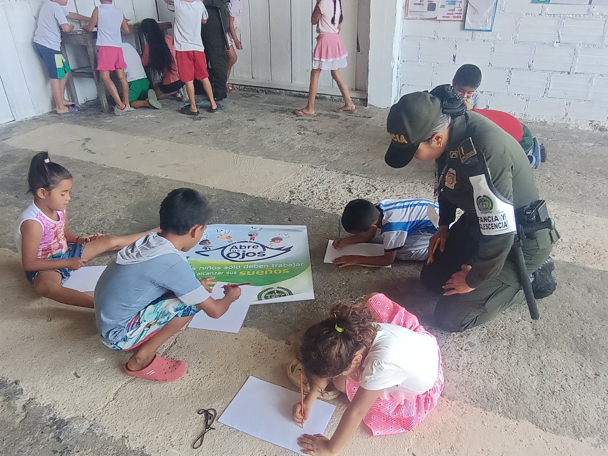 breiarciniegas5's tweet photo. Policía de infancia y adolescencia del departamento de policía Putumayo realiza actividades de prevención en el marco del programa "abre tus ojos" enel barrio la montañita, sobre la detección del abuso sexual infantil,como es mi cuerpo y como soy yo https://t.co/BDdfKlbIeN