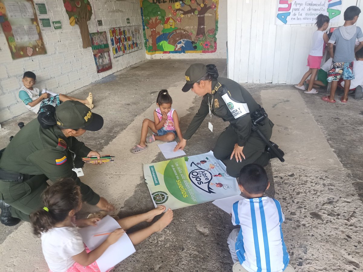 breiarciniegas5's tweet photo. Policía de infancia y adolescencia del departamento de policía Putumayo realiza actividades de prevención en el marco del programa "abre tus ojos" enel barrio la montañita, sobre la detección del abuso sexual infantil,como es mi cuerpo y como soy yo https://t.co/BDdfKlbIeN