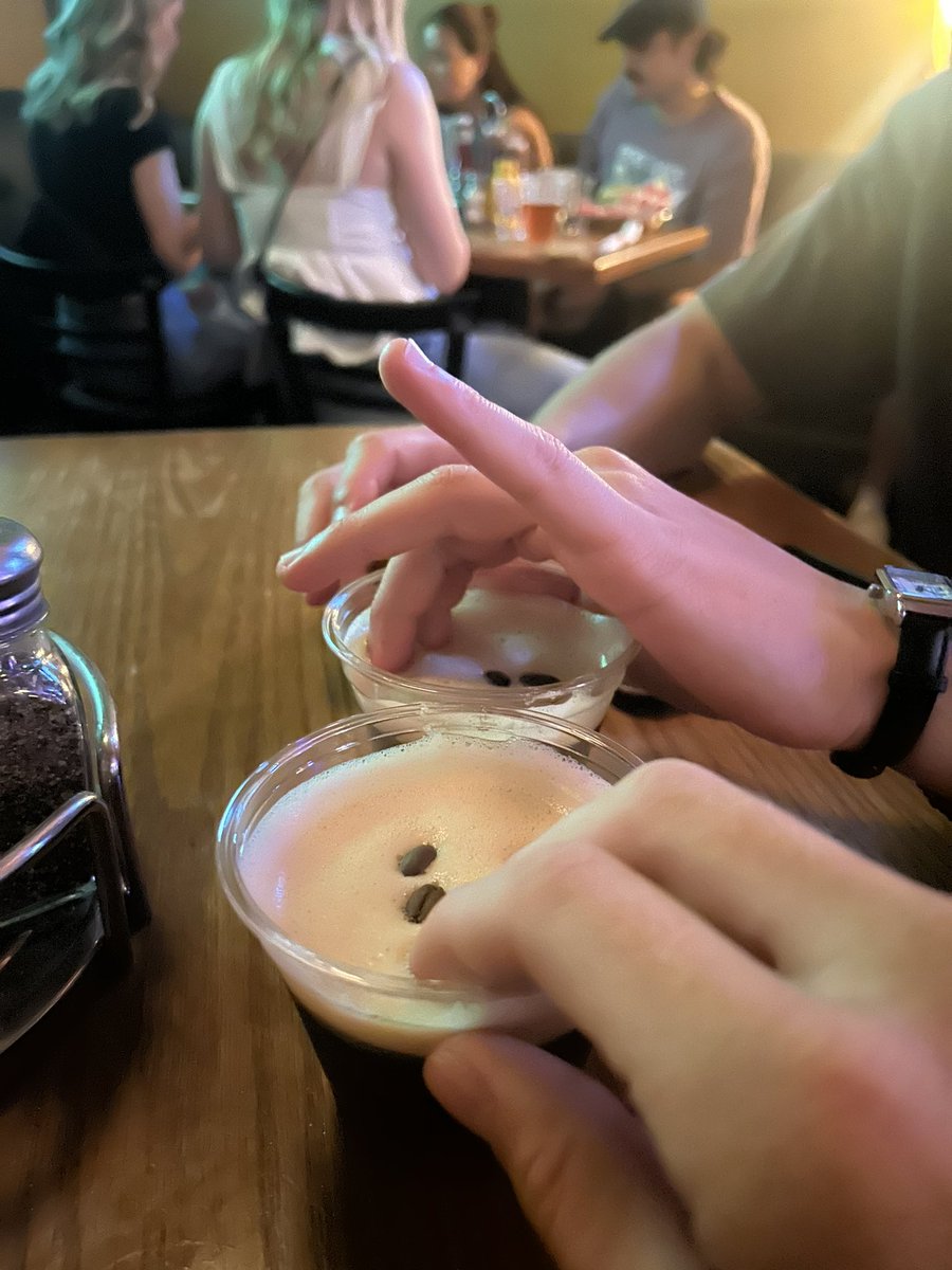 hoobidah's tweet photo. Look at that pinky😌🤝 @strokahontus https://t.co/dw4EG0BejZ