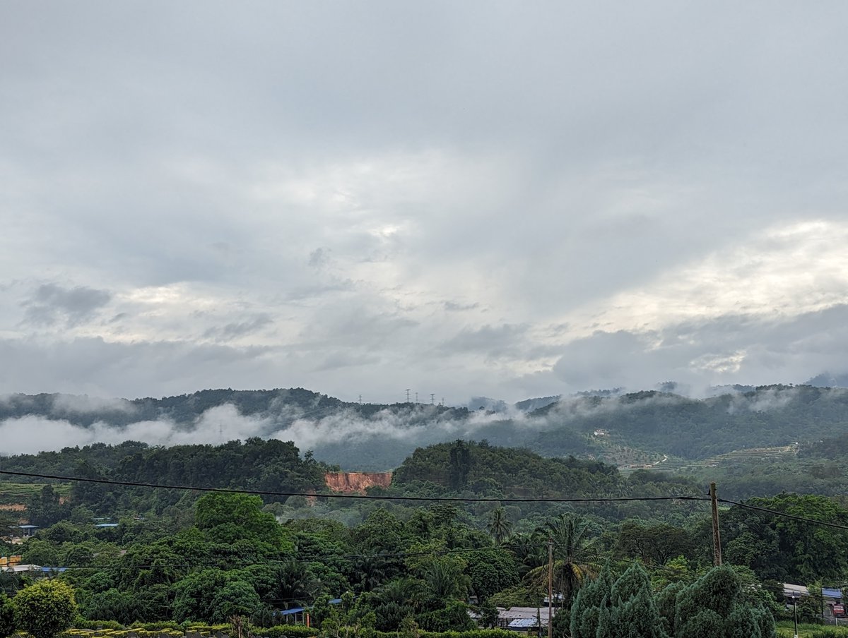 Yo_GKC's tweet photo. When the sky is cloudy and a bit of rain occurs you get to see the clouds more clearly near these high spots in Malaysia.

#photography #landscape #hills https://t.co/T8IRfRUQqC