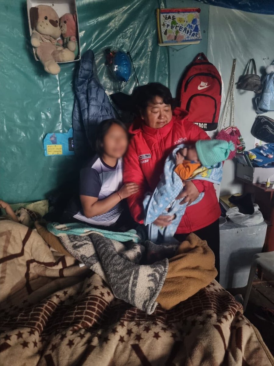 MimpPeru's tweet photo. ✅ #Áncash | ¡Compromiso con quienes más lo necesitan! Nuestro equipo de Asistencia Económica por Orfandad brindó apoyo integral a una madre y su hijo, tras el reciente fallecimiento de su padre en los incendios forestales de #Pallasca.

En coordinación con el Programa Nacional AURORA, el equipo del @mimpinabif identificó a los familiares, a quien brinda contención emocional y orientación para acceder a la asistencia económica por orfandad. #MIMPPresente