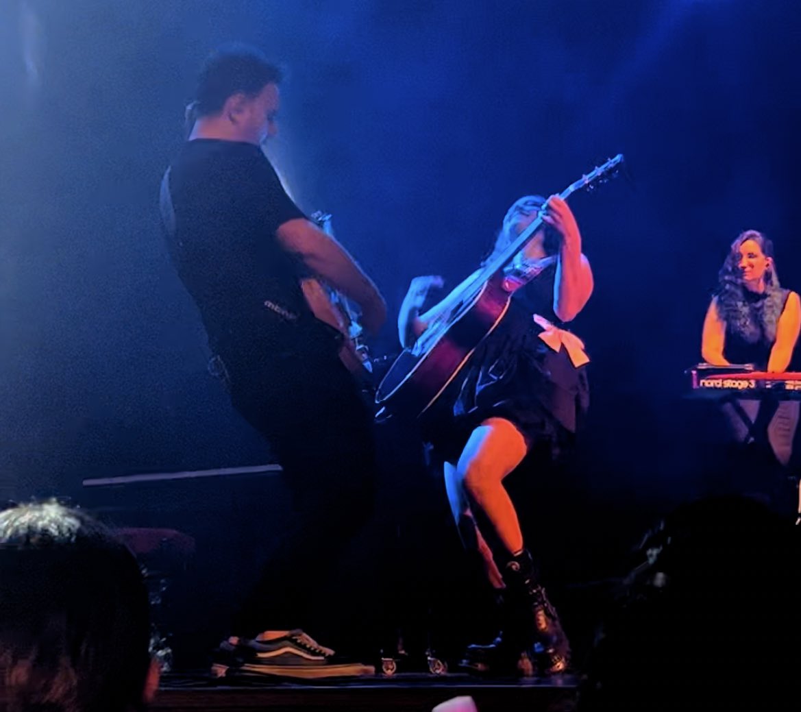 ArriviAlCuore3's tweet photo. qué espectáculo cuando chiara y su guitarrista jugaban juntos 🎸🤟🏻 magia ❤️ rock and roll 
#LLRTMenorca21 https://t.co/4lGZr0GEFq
