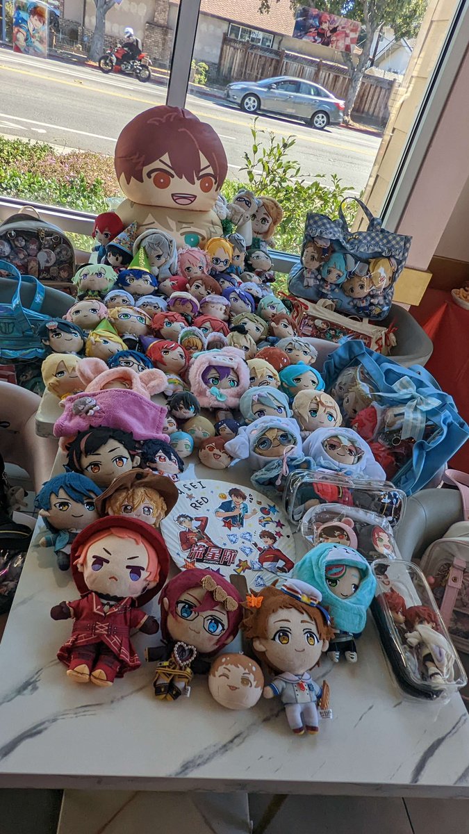 HappyHeroDay_MC's tweet photo. More photos taken of the nui/ita bag pile!!! https://t.co/sgVUSCLz7S