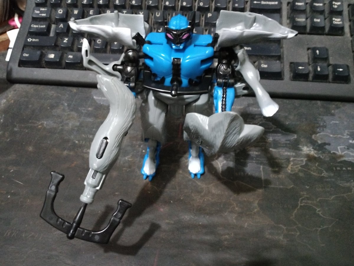 Fizzpatrick14's tweet photo. The Balloons are back on my page. That means It's my 33 birthday today!

Went out to do Putt Putt golf with the folks and on the way back stopped at Ollie's to get a gift. Beast Wars Reissue Wolfang! https://t.co/wYvFVzOm30