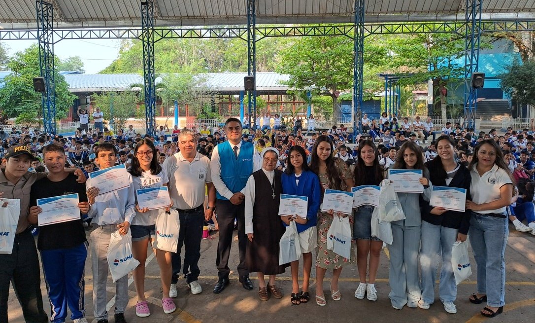 SUNATOficial's tweet photo. 📚 #SanMartín | La #Sunat capacitó a más de 400 estudiantes de la I. E. Virgen Dolorosa, en Tarapoto.
Recibieron charlas en temas tributarios como la importancia de solicitar boleta de venta, aduaneros como el combate al contrabando y presentaron un sketch teatral. https://t.co/ESqraZhRUp