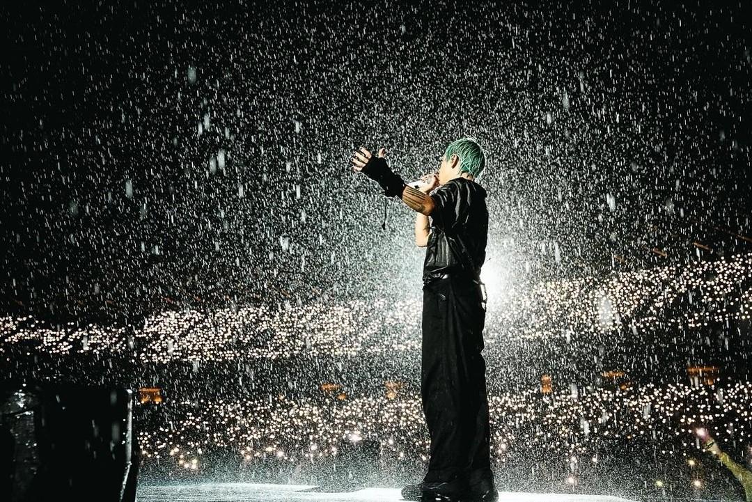 glenna9305's tweet photo. ONE OK ROCK 高雄演唱會心得：

沒想到會在這邊解鎖整場淋雨聽演唱會的經驗😂
但也見識到主唱TAKA如何將逆境轉為難忘的回憶：
1. 說完「I don't  care about the fucking rain」後直接走出來跟大家一起淋雨。
2. 說這樣全身濕透的狀態唱歌好像在浴室唱歌一樣，瞬間多了親密感。
3. 中間雨變更大，他苦笑說大自然真的很厲害，但在雨中的我們更為強韌！

只能說這是我第一場OOR演唱會，但絕對不會是最後一場，怎麼可以有人現場唱得比音源還要好聽？那個穿透力，真的太適合在這種空曠的環境下聽，更為感動。而且明明淋了雨怎麼成員們都還可以這麼帥氣？

也謝謝演出前許多在Threads 上分享歌曲應援的粉絲們，讓我這個平常只聽歌沒有很認真研究的人可以惡補，然後好好享受了一場嗨翻的搖滾演唱會！

ps.圖片皆取自於TAKA threads ，好希望這場有留下影像紀錄，雖然雨中聽歌很累，但照片拍起來都好有氣勢！