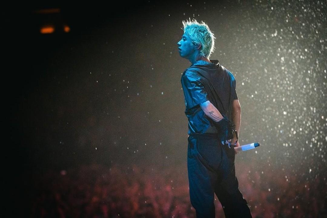 glenna9305's tweet photo. ONE OK ROCK 高雄演唱會心得：

沒想到會在這邊解鎖整場淋雨聽演唱會的經驗😂
但也見識到主唱TAKA如何將逆境轉為難忘的回憶：
1. 說完「I don't  care about the fucking rain」後直接走出來跟大家一起淋雨。
2. 說這樣全身濕透的狀態唱歌好像在浴室唱歌一樣，瞬間多了親密感。
3. 中間雨變更大，他苦笑說大自然真的很厲害，但在雨中的我們更為強韌！

只能說這是我第一場OOR演唱會，但絕對不會是最後一場，怎麼可以有人現場唱得比音源還要好聽？那個穿透力，真的太適合在這種空曠的環境下聽，更為感動。而且明明淋了雨怎麼成員們都還可以這麼帥氣？

也謝謝演出前許多在Threads 上分享歌曲應援的粉絲們，讓我這個平常只聽歌沒有很認真研究的人可以惡補，然後好好享受了一場嗨翻的搖滾演唱會！

ps.圖片皆取自於TAKA threads ，好希望這場有留下影像紀錄，雖然雨中聽歌很累，但照片拍起來都好有氣勢！