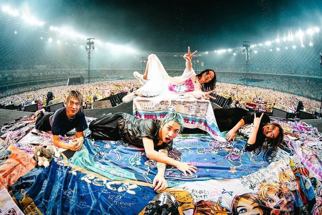 glenna9305's tweet photo. ONE OK ROCK 高雄演唱會心得：

沒想到會在這邊解鎖整場淋雨聽演唱會的經驗😂
但也見識到主唱TAKA如何將逆境轉為難忘的回憶：
1. 說完「I don't  care about the fucking rain」後直接走出來跟大家一起淋雨。
2. 說這樣全身濕透的狀態唱歌好像在浴室唱歌一樣，瞬間多了親密感。
3. 中間雨變更大，他苦笑說大自然真的很厲害，但在雨中的我們更為強韌！

只能說這是我第一場OOR演唱會，但絕對不會是最後一場，怎麼可以有人現場唱得比音源還要好聽？那個穿透力，真的太適合在這種空曠的環境下聽，更為感動。而且明明淋了雨怎麼成員們都還可以這麼帥氣？

也謝謝演出前許多在Threads 上分享歌曲應援的粉絲們，讓我這個平常只聽歌沒有很認真研究的人可以惡補，然後好好享受了一場嗨翻的搖滾演唱會！

ps.圖片皆取自於TAKA threads ，好希望這場有留下影像紀錄，雖然雨中聽歌很累，但照片拍起來都好有氣勢！