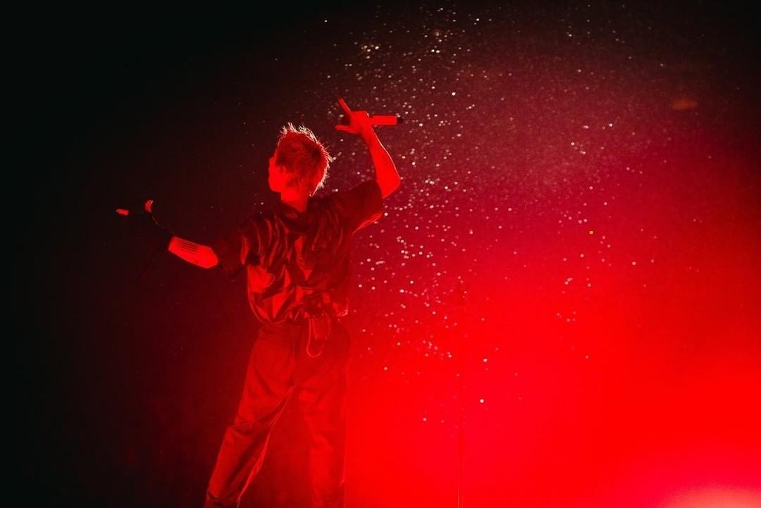 glenna9305's tweet photo. ONE OK ROCK 高雄演唱會心得：

沒想到會在這邊解鎖整場淋雨聽演唱會的經驗😂
但也見識到主唱TAKA如何將逆境轉為難忘的回憶：
1. 說完「I don't  care about the fucking rain」後直接走出來跟大家一起淋雨。
2. 說這樣全身濕透的狀態唱歌好像在浴室唱歌一樣，瞬間多了親密感。
3. 中間雨變更大，他苦笑說大自然真的很厲害，但在雨中的我們更為強韌！

只能說這是我第一場OOR演唱會，但絕對不會是最後一場，怎麼可以有人現場唱得比音源還要好聽？那個穿透力，真的太適合在這種空曠的環境下聽，更為感動。而且明明淋了雨怎麼成員們都還可以這麼帥氣？

也謝謝演出前許多在Threads 上分享歌曲應援的粉絲們，讓我這個平常只聽歌沒有很認真研究的人可以惡補，然後好好享受了一場嗨翻的搖滾演唱會！

ps.圖片皆取自於TAKA threads ，好希望這場有留下影像紀錄，雖然雨中聽歌很累，但照片拍起來都好有氣勢！