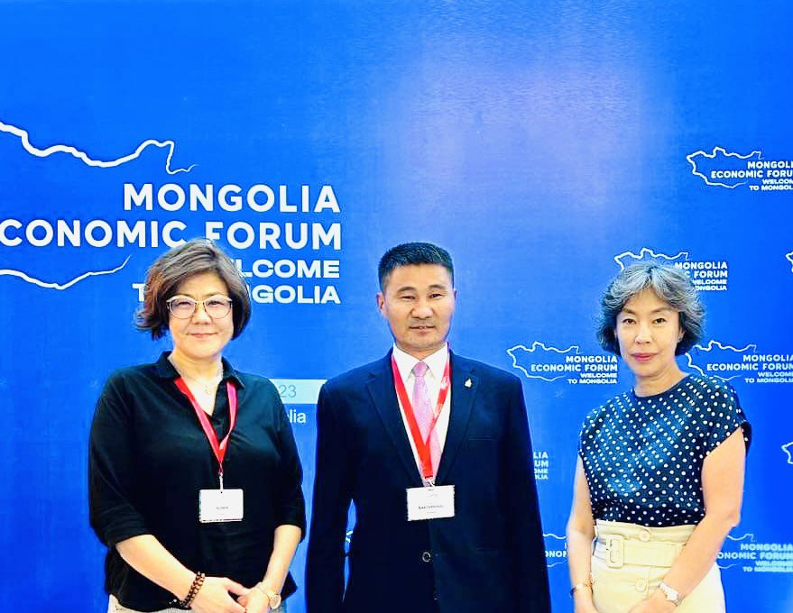 Манай топ синхронист эрхэм хоёр эгчтэйгээ олон хурал арга хэмжээнд хамт синхрон орчуулга хийсэн. Супер шүү дэ