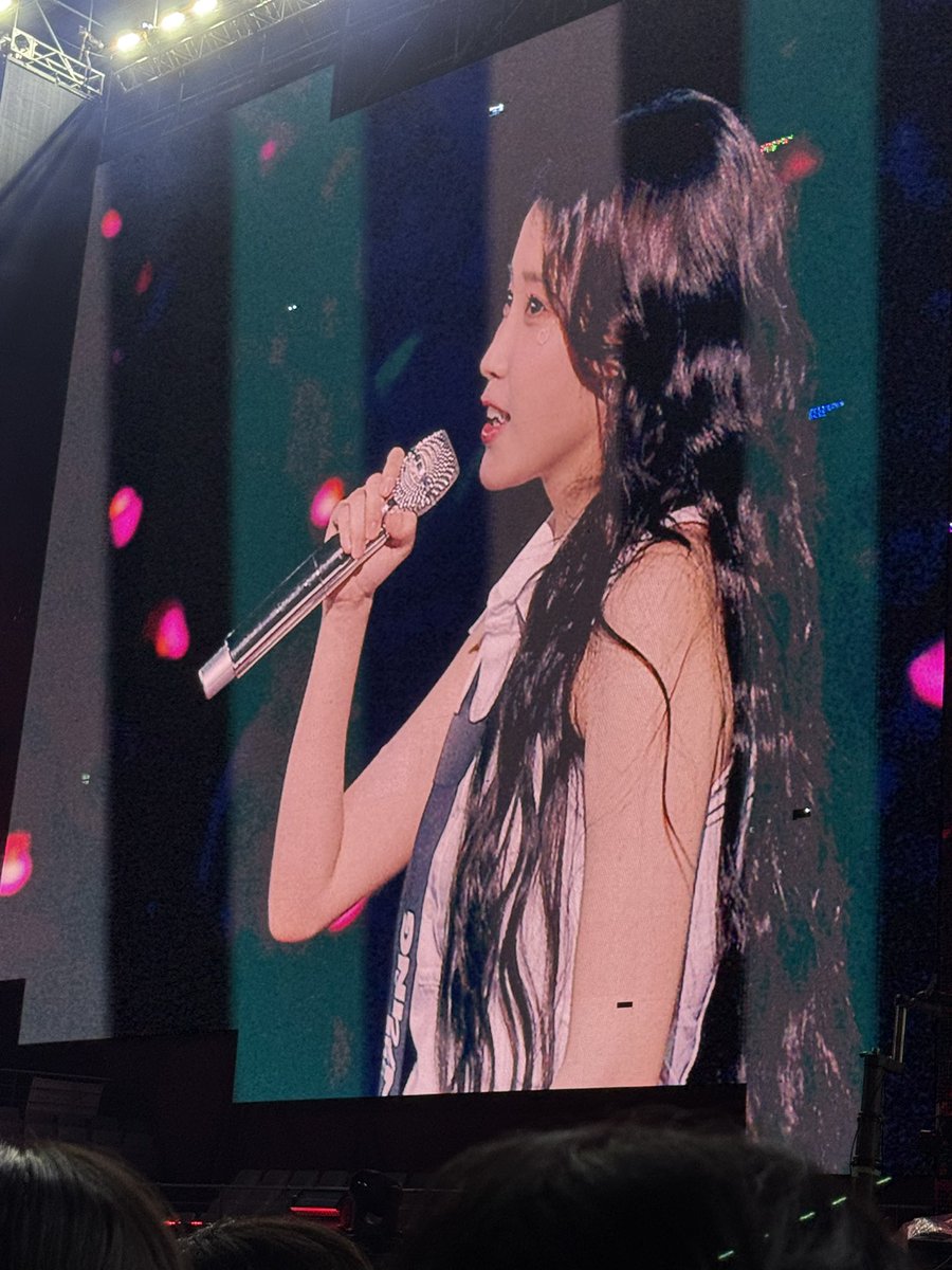 아직도 바이썸머가 뇌리에서 잊히질 않네.....
여름을 보내는 노래인데 마침 어제 딱 추워진 거랑, 타이밍 맞게 내리는 비에 노래 끝나자마자 비 그친 거 진짜 레전드다
청춘 영화 한 장면인 줄 알았어