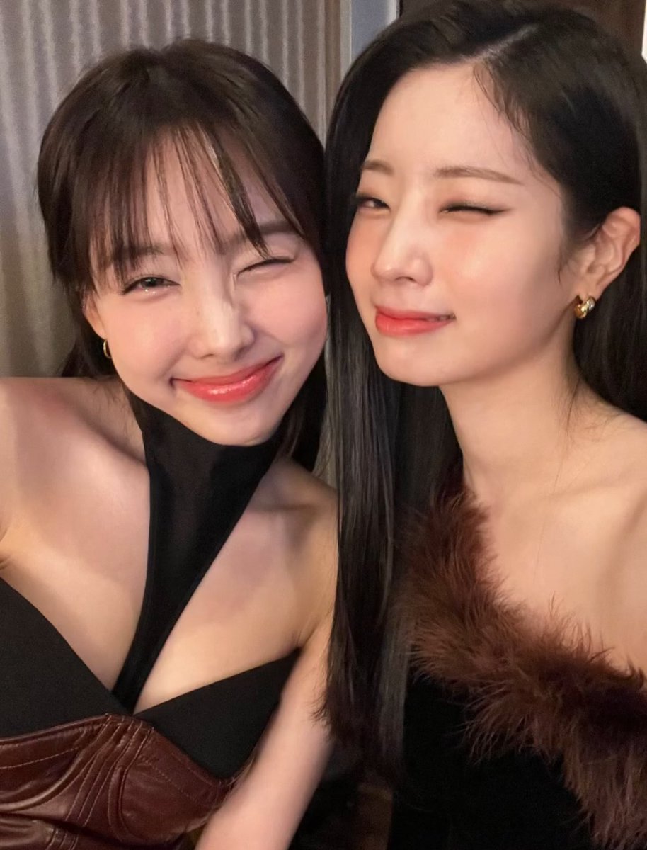twice_0528's tweet photo. ナヨンさんお誕生日おめでとう🎂🐰🩵
幸せな一年になりますように( ◜ᴗ◝ )ෆෆ
#HappyNAYEONday 
#대장토끼_나연_당근케익_먹는날 
#NayeonGotThatMagic https://t.co/zZLxFZysVL