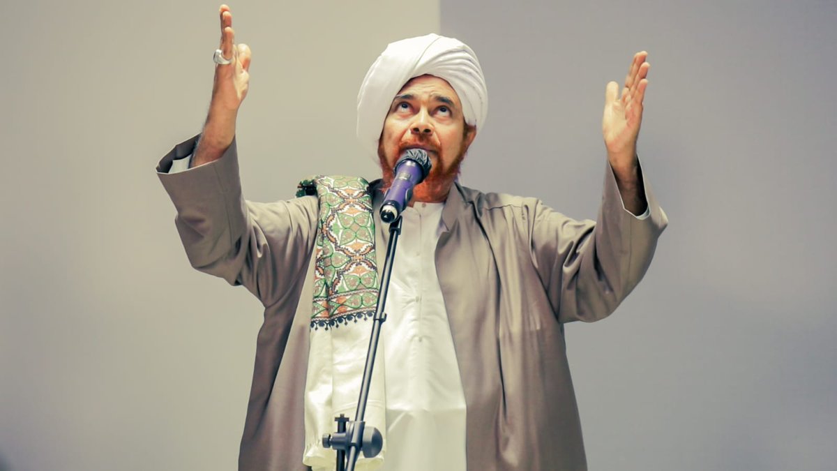 habibomar's tweet photo. محاضرة العلامة الحبيب عمر بن حفيظ في اختتام #الدورة الصيفية الأولى بمعهد الرحمة، بمدينة عمّان، الأردن، 27 صفر 1446هـ

للاستماع والحفظ، أو قراءة المحاضرة مكتوبة:
https://t.co/ipKUtgnOrH
نسخة إلكترونية pdf:
https://t.co/DiRrYOoaYw

الحمد لله، الملك الحميد المجيد، المبدئ المعيد، الفَعّال لما يريد، ونُطَالِعُ في هذا الوجود عجائب جمال المُوجِد، في مجالات مواهبه وتفضُّلاتِهِ التي كرَّم بها بني آدم؛ ولمَّا كرم بها بني آدم وجعل في أول خلقه -بعد التنويه بخلقه وسر الكرامة- الخلافة عن الله في الأرض (وَإِذْ قَالَ رَبُّكَ لِلْمَلَائِكَةِ إِنِّي جَاعِلٌ فِي الْأَرْضِ خَلِيفَةً).

أمرالملائكة أن يسجدوا له (وَعَلَّمَ آدَمَ الْأَسْمَاءَ كُلَّهَا ثُمَّ عَرَضَهُمْ عَلَى الْمَلَائِكَةِ)، (وَإِذْ قُلْنَا لِلْمَلَائِكَةِ اسْجُدُوا لِآدَمَ)، (قَالَ یَـٰۤـَٔادَمُ أَنۢبِئۡهُم بِأَسۡمَاۤىِٕهِمۡ)، احتَلَّ سِرَّاً من أسرار المشيخة المُعتبرة لدى المُكوِّن الخالق، في ترتيبه لخلقه حتى الرسل (تِلْكَ الرُّسُلُ فَضَّلْنَا بَعْضَهُمْ عَلَىٰ بَعْضٍ).

وبرزت الكرامة لهذا الإنسان؛ بأن يحتلّ آدم كرسي التعليم لجماعة من ملائكة الله المُقرّبين (أَنبِئْهُمْ بِأَسْمَائِهِمْ..) كن أنت المُعلِّم، ويأخذون عنك ما علمتك من هذه الأسماء (..فلَمَّا أَنبَأَهُم بِأَسْمَائِهِمْ قَالَ أَلَمْ أَقُل لَّكُمْ إِنِّي أَعْلَمُ غَيْبَ السَّمَاوَاتِ وَالْأَرْضِ).

ثم في هذا المجال الذي ذكرته.. برز شِيث بن آدم، وبقية أولاد آدم ممن استقاموا على المنهج، ثم جاء النبيون: إدريس، ونوح، وهود، وصالح، وإبراهيم، وسيدنا إسماعيل، وإسحاق، ويعقوب، ويوسف، وإلى من ورائهم ومن بعدهم.. إلى سليمان وأبيه داود، وإلى زكريا، ويحيى، وعيسى بن مريم، حتى جاء الختم بحبيبنا وسيدنا وإمامنا.

هذا المجلى الذي يُطالَع من قلوب أرباب الوعي لأسرار الخَلْقِ والإيجاد، ولإدراك الكرامة التي أُكرِموا بها من رب العباد، ولحيازة حُسنِ السعي والاستعداد، وأخذ الزَّاد؛ لشأن الخلد والبقاء والمَعاد؛ برز السيد المعصوم، واسع الجاه والفُهُوم، حبيب الحي القيوم؛ خاتِمًا للأنبياء، ورحمة للعالمين، وفَّرَ الله نصيبنا من هذه الرحمة.

وإن كان يَقسِمُ فيها كل الخلائق، حتى تأخير العذاب بالجملة على الكفار في هذه الحياة الدنيا، ثم نقلهم من تحت الشمس يوم القيامة بصاحب المقام المحمود ﷺ؛ إلا أن الأسعد بهذه الرحمة الربانية: من آمنوا بهذا النبي واتبعوه من أمته التي لبسَت تَاج: (كُنتُمْ خَيْرَ أُمَّةٍ أُخْرِجَتْ لِلنَّاسِ). تاجٌ لا يمكن أن يُكتَسب بجِدٍّ ولا باجتهاد، ولا بجهاد، ولا ببذل، ولا بتضحية! الرَّبُّ الخالق المُبدِع المعيد الحميد المجيد تَوَّجَ الأمة بهذا التاج (كُنتُمْ خَيْرَ أُمَّةٍ أُخْرِجَتْ لِلنَّاسِ)، بواسطة سيد الناس ﷺ، فحظَّهم كبير من هذه الرحمة بالإيمان.

ولكن والله.. والمؤمنون مختلفون في أخذ النصِيب من هذه الرحمة، وعلى قدر النصيب من هذه الرحمة تكون حقائق الإسلام والإيمان والإحسان، وحقائق المعرفة بالله تعالى، والمحبة له، والمحبة منه، والقرب إليه -سبحانه وتعالى- والرضا منه والرضا عنه -جل جلاله-، وعلى ضوء ذلك يكون درجة النعيم في دار التكريم في عالم الخلد والبقاء والدوام.

الحمد لله.. وفَّر الله حظَّ هذه الأمة.
- فمن المؤمنين من يعظُم حظّه،
- ومنهم من يبكي عليه رسول الله ﷺ لخروجه من الدائرة، حتى منهم من يُعرضوا عليه -وهو واقف على حوضه- يُقَرَّبُون من الحوض؛ لتزداد حسرتهم، فيُذادون ويُطردون عنه، قال: أقول أمتي، قال: إنك لا تدري ما أحدثوا بعدك، فأقول: سحقا سحقا! يتأسف عليهم ﷺ، لمَّا فوَّتوا هذه الرحمة، لمَّا فوتوا نصيبهم من هذه الرحمة!

مهما أدركت نصيبي من ثقافات، مهما أدركت نصيبي من إدارات، مهما أدركت نصيبي من وصول إلى ثروات..؛ فكلها ما أقرب انقضائها وزوالها! 

لكن نصيبي من هذه الرحمة أبدي، نصيبي من هذه الرحمة خالد، نصيبي من هذه الرحمة دائم، فما توجد مكاسب أكبر للمكلفين إنسًا وجنًّا على ظهر الأرض أكبر من أخذ النصيب من هذه الرحمة، ولا أعلى، ولا أجلّ!

 بالإيمان بهذا الرسول ﷺ، وتعظيمه، ومحبته من أجل الله، وأن تقوم حقائق معرفتنا بالله بما بلّغ، وبما تعرَّف الله إلينا على يده.. من هذا الوحي المُنزَل، وهذا القرآن المُفَضَّل المهيمن على جميع الكتب..

#عمر_بن_حفيظ #معهد_الرحمة #الأردن #دعاء #أدعية #حقيقة #فكر #habibumar #habibumarbinhafidz