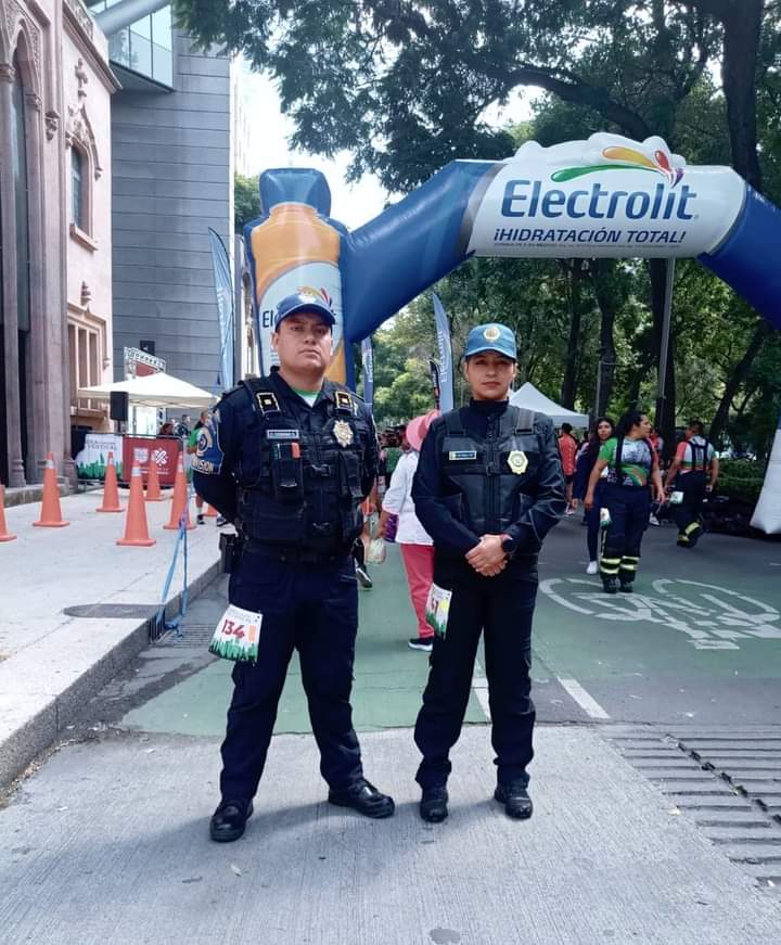 CdmxPolicialV's tweet photo. Muchas felicidades a los compañeros Carlos Samuel Osorno García, #Centinela11 y Sandra Aidee Rojas Hernández, del #Sector68, por representar a la #PolicíaAuxiliar en la 5° Carrera Vertical del Heroico Cuerpo de Bomberos y obtener el #PrimerLugar Absoluto, en ambas categorías. https://t.co/Si30hccyvn