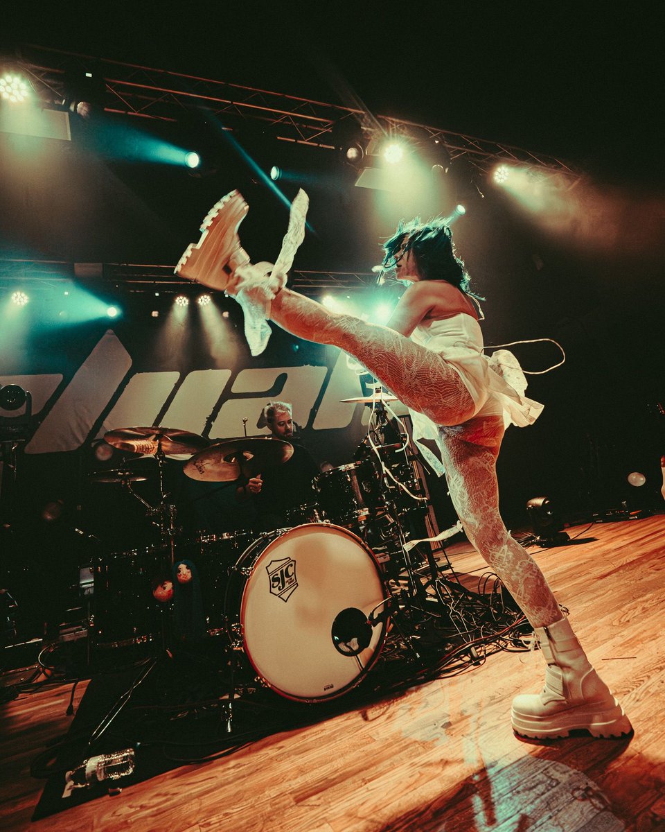 All ass and high kicks

Tour is going amazing 😝😝😝