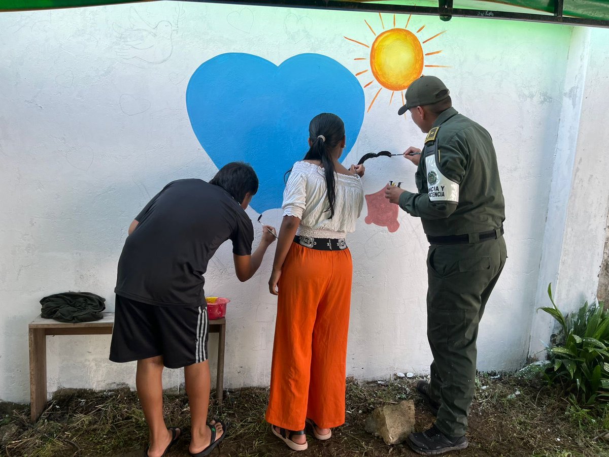PoliciaDepuy's tweet photo. En el marco de la estrategia #PAÍS, unidades de @ProteccionPonal, elaboraron un mural alusivo a la niñez con el fin de respetar los derechos de niños y niñas en el municipio de #PuertoLeguizamo.
#YoProtejoLaNiñez https://t.co/ESyPjVfqbr