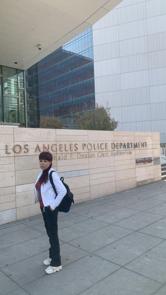 今天我来到了洛杉矶最大的警察局—LAPD总部，向当值警官递交了关于我的前夫储信泽触犯多项刑事重罪的犯罪证明文件和相关材料。在律师的陪同翻译下，警官认可了材料的真实性并表示将立刻采取应对行动，同时也会转交给检察官办公室进入刑事立案程序。
此时此刻我只想说：善恶到头终有报，人间正道是沧桑