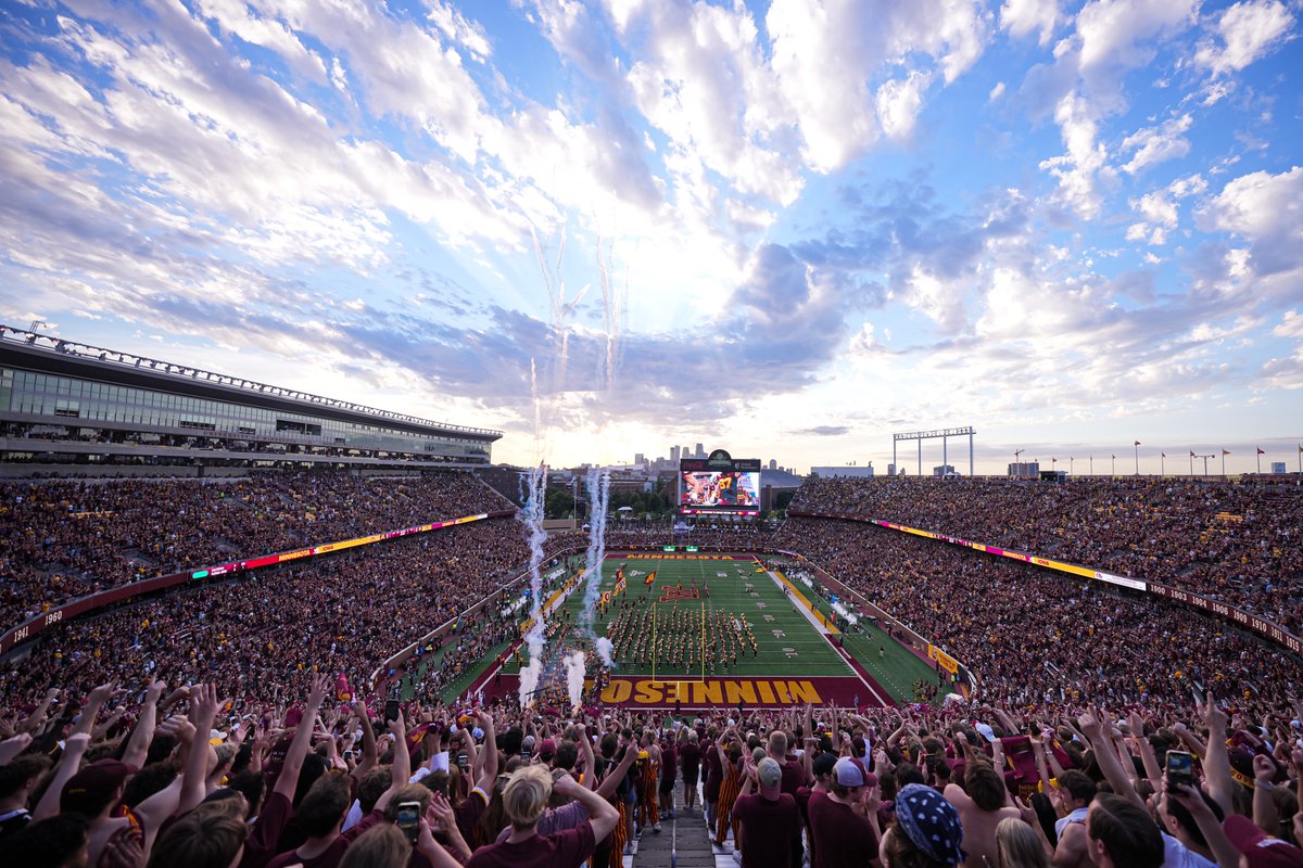 GopherSports's tweet photo. Frame it 🤩

#SkiUMah https://t.co/uqpORKneKU