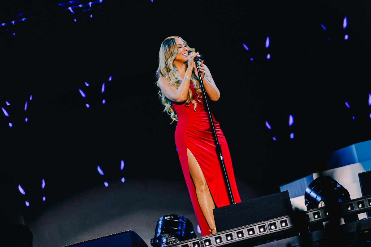 MariahCarey's tweet photo. Eu te amo São Paulo!!!! ❤️🇧🇷