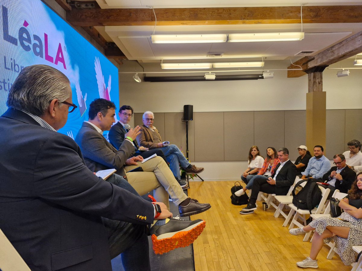 UDGFoundUSA's tweet photo. 🇲🇽En el #ForoDeLasIdeas del @FestivalLeala, reflexionamos sobre cómo los mexicanos en el extranjero siguen construyendo el futuro de sus comunidades¡Gracias a Elkin Velásquez, Eduardo Santana y Sergio Roldán por compartir sus perspectivas en 'Ciudadanos a distancia'! #leala https://t.co/NrsZt2yzaY