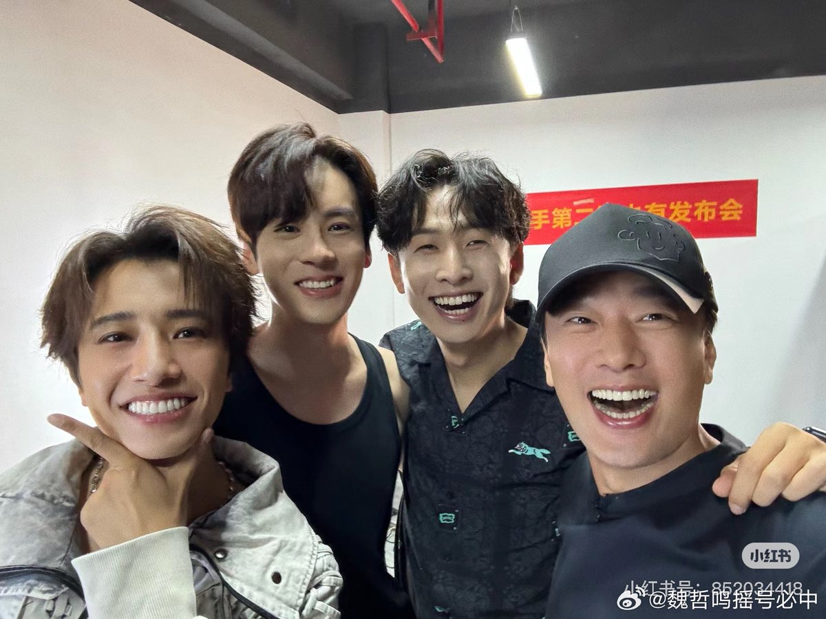 annarohaforever's tweet photo. #BoYuan was on #下一战歌手 line up of last Friday episode! Surprisingly, #WangYaoqing came to visit him and #WeiZheming practising on set. It's another #CallMebyFire3 reunion, together with #QiSijun, of course.
https://t.co/iUU3tdBEDd https://t.co/AjYi8Pb7NX