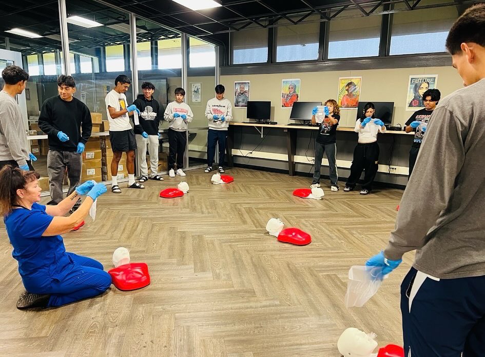 NHSMedClub_'s tweet photo. MedClub sponsored CPR… today. This was a GREAT class. Everyone did well and passed - 16 more certified. Thank you MedClub Helpers. Can’t run class without you👍🏼 https://t.co/0tG0gw1mT7