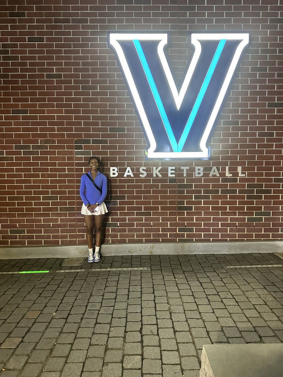 I had so much fun at Hoops Mania last night. After a great conversation with Coach Dillon and <a href="/bakebake22/">うむ</a> I have been offered a full scholarship to the Villanova University. Thank you so much for recognizing my hard work!!!! <a href="/novawbb/">Villanova WBB</a>  #hoopsmania #novanation 🔵⚪️