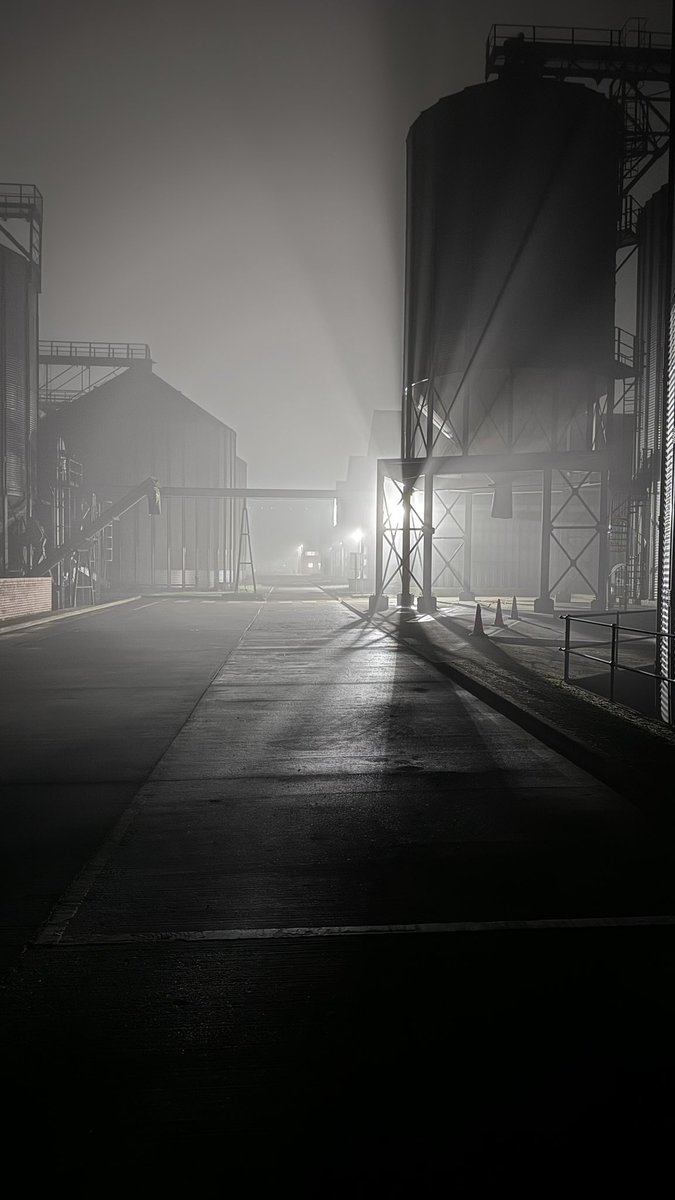 MarkSmales's tweet image. Last #Nightshift for a week, it’s funny how work looks so different on a #foggy night. #factorylife #swirlingmist