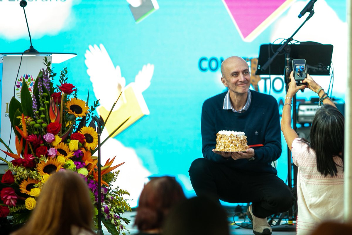 FestivalLeala's tweet photo. Agradecemos la presencia de Trino, Jis y Jorge F. Hernández por compartir con nosotros una charla llena de ingenio sobre ‘Qué tan en serio es no tomarse en serio’, y por la firma de libros. ¡Felicidades a Jis por su cumpleaños! 🎂 👏🏻📚
#leala #literatura #trino #jis https://t.co/tCFHIgmU3v