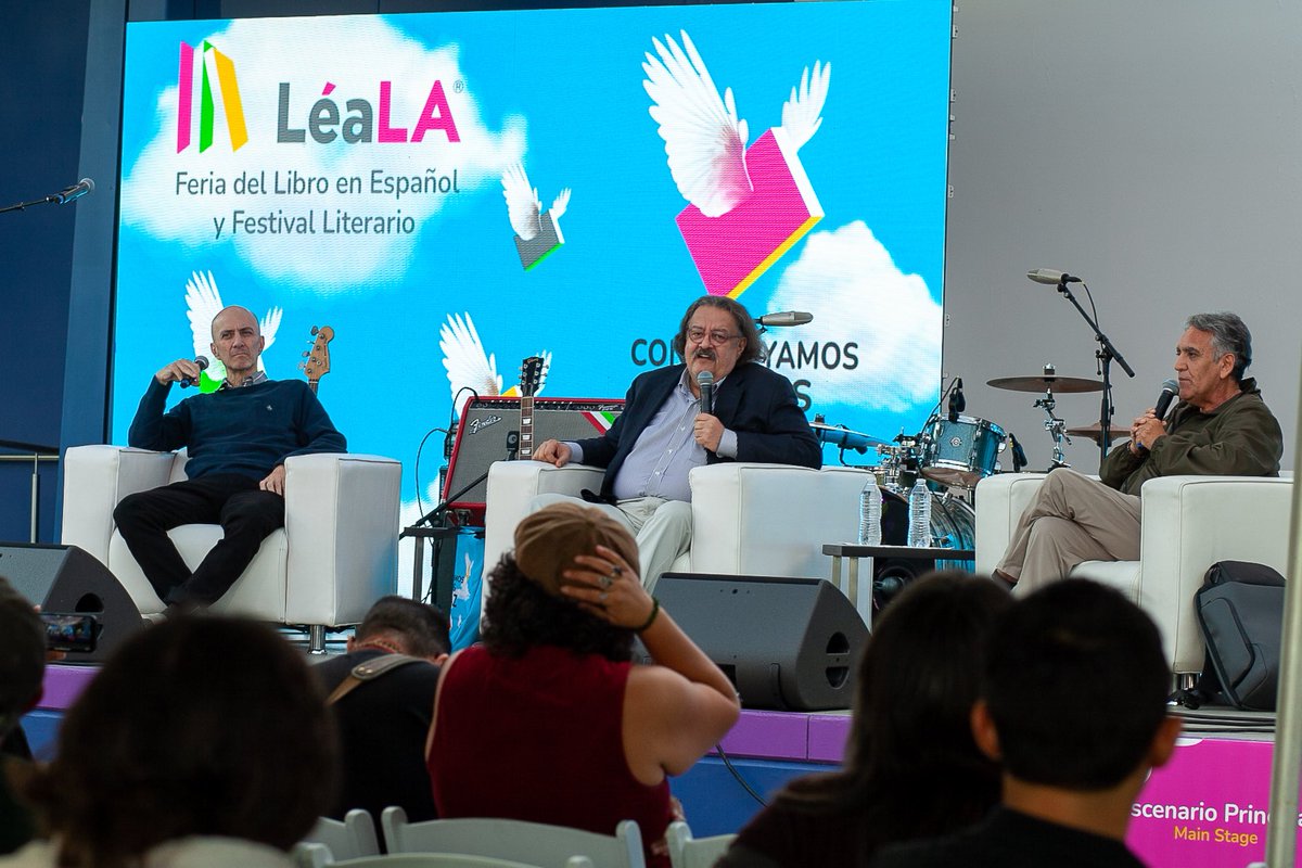 FestivalLeala's tweet photo. Agradecemos la presencia de Trino, Jis y Jorge F. Hernández por compartir con nosotros una charla llena de ingenio sobre ‘Qué tan en serio es no tomarse en serio’, y por la firma de libros. ¡Felicidades a Jis por su cumpleaños! 🎂 👏🏻📚
#leala #literatura #trino #jis https://t.co/tCFHIgmU3v