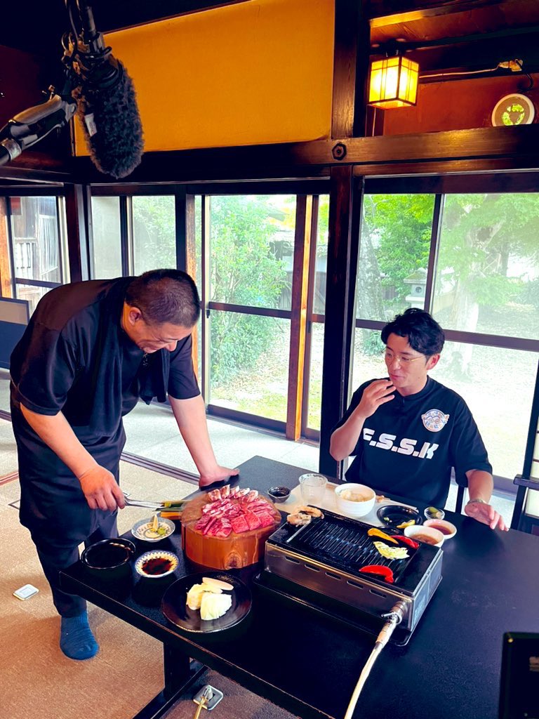 fujimori_kanko's tweet photo. 諏訪エリアの推しポストありがとうございます。
さすがは地元！情報多数で今からロケが楽しみです😊

さて、3連休のど真ん中
きょう午後4:55〜の
#藤森慎吾の信州観光協会 は…

はじめましてでディープラブ！？
豚！牛！馬！羊！飯田焼肉をフル堪能🍖

新しいのに懐かしい！
「ロボットだがしや」がエモすぎた件🍭

高森・飯田編のラスト回
ぜひご覧ください🙇‍♂️