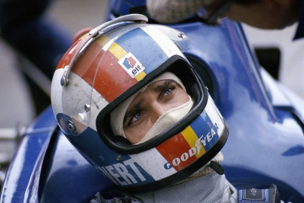 H7MILT0N's tweet photo. ⚠️ Contenido sensible: Accidente F1.

Les quiero compartir una historia sobre un accidente que marcó a la F1 y a los pilotos de esa generación, yo terminé muy triste después de leer todo.

No tenía idea y quizás muchos de ustedes tampoco, lo aprendí buscando información para el último hilo que hice en donde menciono a Jackie Stewart.

Como puse en el Hilo, Jackie fue un piloto que luchó siempre por agregar medidas de seguridad al deporte, pero lo que lo marcó definitivamente con esta idea de la seguridad fue algo… muy horrible.

En los años 60’s Jackie descubrió a Francois Cevert, una joven promesa de F1, quien se volvió su “protegido” años más tarde. 

Para el 70, Stewart lo integro a su equipo de F1, Tyrell. Se convirtieron en compañeros de equipo pero más que eso en amigos, una relación de hermano mayor-menor. 

Pero todo se arruinó en el 73, en el premio de Estados Unidos en Watkins Glen.
Cevert chocó contra las barreras en las practicas libres, y debido a la falta de protección… su cuerpo se partió en dos.

Las fotos no las pondré porque como se imaginan son horribles, a pesar de haber sido en 1973.

Jackie se retiró de la F1 en esa misma carrera, con 3 campeonatos del mundo ya ganados 

“Llegué y me quedé mirando con incredulidad: allí estaba mi compañero de equipo, mi protegido, mi amigo, mi hermano menor. Estaba muerto” Dijo Jackie en una entrevista.

"La mitad del coche estaba en medio de la pista y fui porque en ese momento todavía había fuego alrededor. Y... Es bastante extraño en cierto modo, recuerdo que la batería todavía estaba echando chispas y lo importante era sacarlo del coche. Fui por su cinturón de seguridad y luego me di la vuelta… les dije a todos los demás: "No, no vayan allí". No recuerdo, gracias a Dios no recuerdo lo que vi. Se me borró de la mente, pero fue un gran efecto para mí" -Jody Scheckter.

“Yo… me paré en el box, abrí la visera y dije “¿Quién se estrelló?”, dijeron “Cevert”… Y me quedé congelado en el auto. Pierdes un poco la noción de las cosas, entonces vinieron a decirme “Mira, arranca el auto que se va a abrir la pista” y yo dije “¿Y cómo está Cevert?” “Muerto” “¡¿Cómo que muerto?!” “Muerto” y empieza a llorar... Y yo dije “Maldita sea y volvemos a la pista” y me dice “Es lógico”... luego dije "No, esto es una mierda" y me quité los cinturones de seguridad, salí del auto, me senté en el pit wall... vi todos los autos... saliendo... y dije "Es una guerra"" — Wilson "Wilsinho" Fittipaldi Júnior.

Desde ese momento Jackie comienza a luchar por mayores medidas de seguridad en la categoría. Y hasta hoy, a sus 85 años, sigue involucrado en fundaciones y el mundo motor.

A mí esta historia me parece de las más fuertes de la F1 y realmente me rompe el corazón, ellos eran mejores amigos y Jackie lo quería como a su hermano. Francois, conocido como “Le Prince of F1” tenía 29 años.