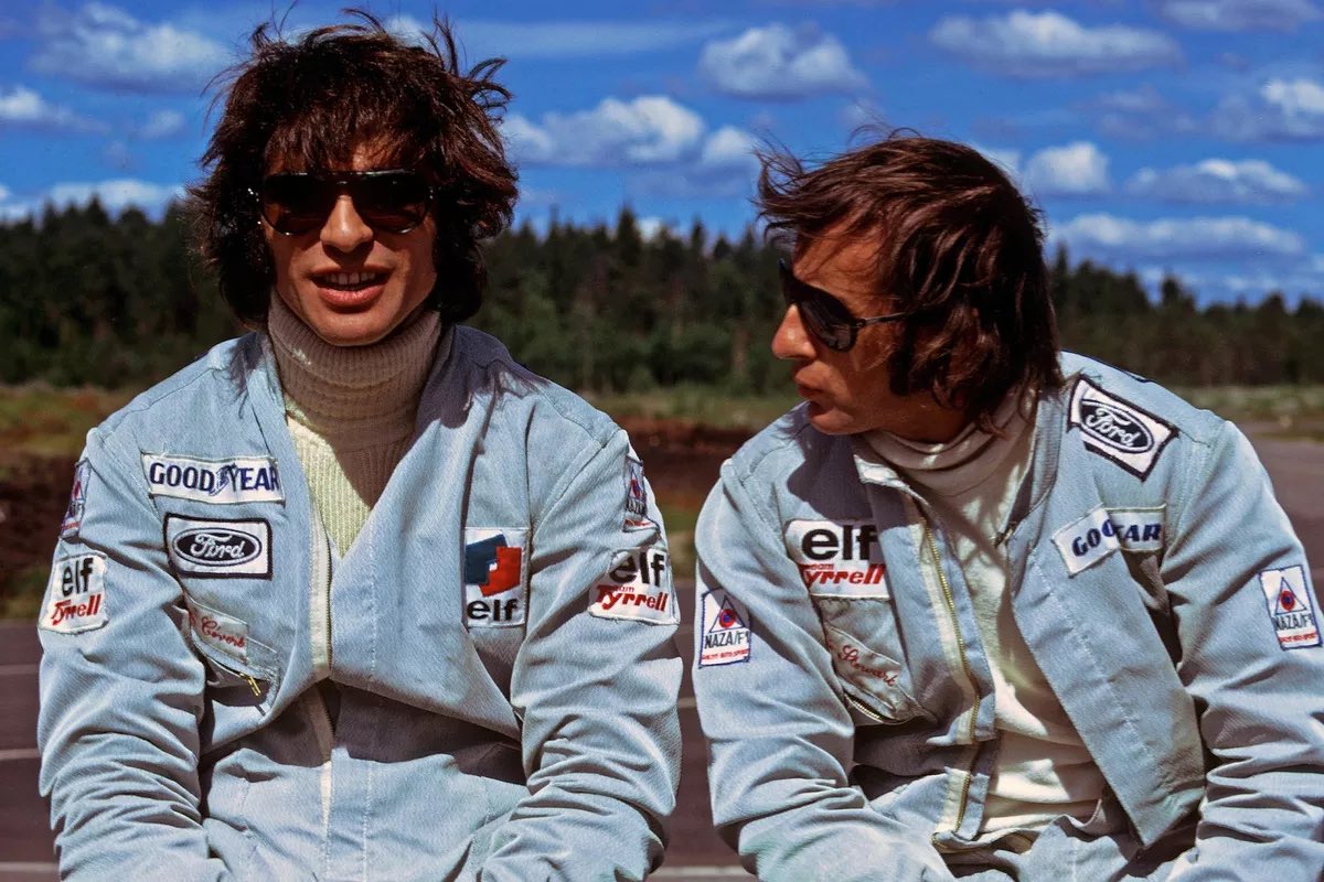 H7MILT0N's tweet photo. ⚠️ Contenido sensible: Accidente F1.

Les quiero compartir una historia sobre un accidente que marcó a la F1 y a los pilotos de esa generación, yo terminé muy triste después de leer todo.

No tenía idea y quizás muchos de ustedes tampoco, lo aprendí buscando información para el último hilo que hice en donde menciono a Jackie Stewart.

Como puse en el Hilo, Jackie fue un piloto que luchó siempre por agregar medidas de seguridad al deporte, pero lo que lo marcó definitivamente con esta idea de la seguridad fue algo… muy horrible.

En los años 60’s Jackie descubrió a Francois Cevert, una joven promesa de F1, quien se volvió su “protegido” años más tarde. 

Para el 70, Stewart lo integro a su equipo de F1, Tyrell. Se convirtieron en compañeros de equipo pero más que eso en amigos, una relación de hermano mayor-menor. 

Pero todo se arruinó en el 73, en el premio de Estados Unidos en Watkins Glen.
Cevert chocó contra las barreras en las practicas libres, y debido a la falta de protección… su cuerpo se partió en dos.

Las fotos no las pondré porque como se imaginan son horribles, a pesar de haber sido en 1973.

Jackie se retiró de la F1 en esa misma carrera, con 3 campeonatos del mundo ya ganados 

“Llegué y me quedé mirando con incredulidad: allí estaba mi compañero de equipo, mi protegido, mi amigo, mi hermano menor. Estaba muerto” Dijo Jackie en una entrevista.

"La mitad del coche estaba en medio de la pista y fui porque en ese momento todavía había fuego alrededor. Y... Es bastante extraño en cierto modo, recuerdo que la batería todavía estaba echando chispas y lo importante era sacarlo del coche. Fui por su cinturón de seguridad y luego me di la vuelta… les dije a todos los demás: "No, no vayan allí". No recuerdo, gracias a Dios no recuerdo lo que vi. Se me borró de la mente, pero fue un gran efecto para mí" -Jody Scheckter.

“Yo… me paré en el box, abrí la visera y dije “¿Quién se estrelló?”, dijeron “Cevert”… Y me quedé congelado en el auto. Pierdes un poco la noción de las cosas, entonces vinieron a decirme “Mira, arranca el auto que se va a abrir la pista” y yo dije “¿Y cómo está Cevert?” “Muerto” “¡¿Cómo que muerto?!” “Muerto” y empieza a llorar... Y yo dije “Maldita sea y volvemos a la pista” y me dice “Es lógico”... luego dije "No, esto es una mierda" y me quité los cinturones de seguridad, salí del auto, me senté en el pit wall... vi todos los autos... saliendo... y dije "Es una guerra"" — Wilson "Wilsinho" Fittipaldi Júnior.

Desde ese momento Jackie comienza a luchar por mayores medidas de seguridad en la categoría. Y hasta hoy, a sus 85 años, sigue involucrado en fundaciones y el mundo motor.

A mí esta historia me parece de las más fuertes de la F1 y realmente me rompe el corazón, ellos eran mejores amigos y Jackie lo quería como a su hermano. Francois, conocido como “Le Prince of F1” tenía 29 años.