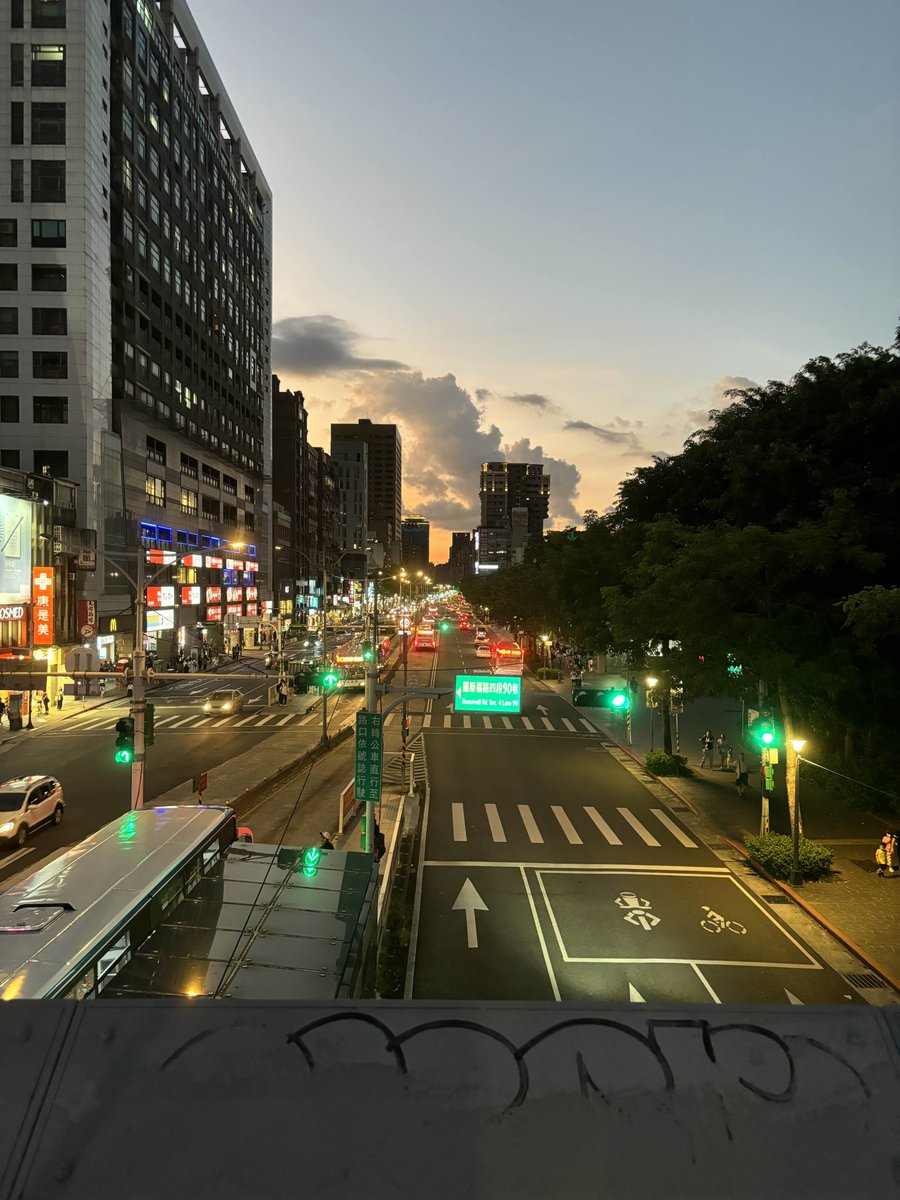 NukeLlama tweet media