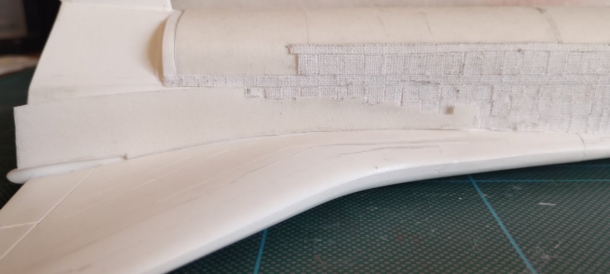 solefattori's tweet image. Algunos cambios (no me gustaba la textura de las compuertas) y de trabajo de hormiga...el lado derecho quedó cubierto de tela/After some changes (I wasn't convinced of the cargo bay doors finish) and a lot of work the cover of the right side is done #spaceshuttle #discovery