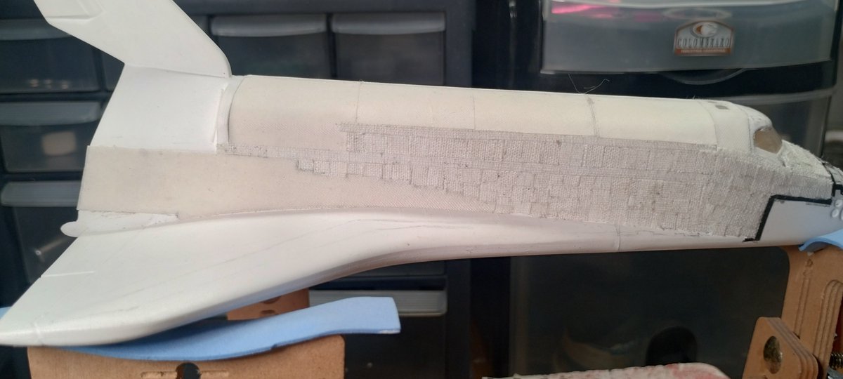 solefattori's tweet image. Algunos cambios (no me gustaba la textura de las compuertas) y de trabajo de hormiga...el lado derecho quedó cubierto de tela/After some changes (I wasn't convinced of the cargo bay doors finish) and a lot of work the cover of the right side is done #spaceshuttle #discovery